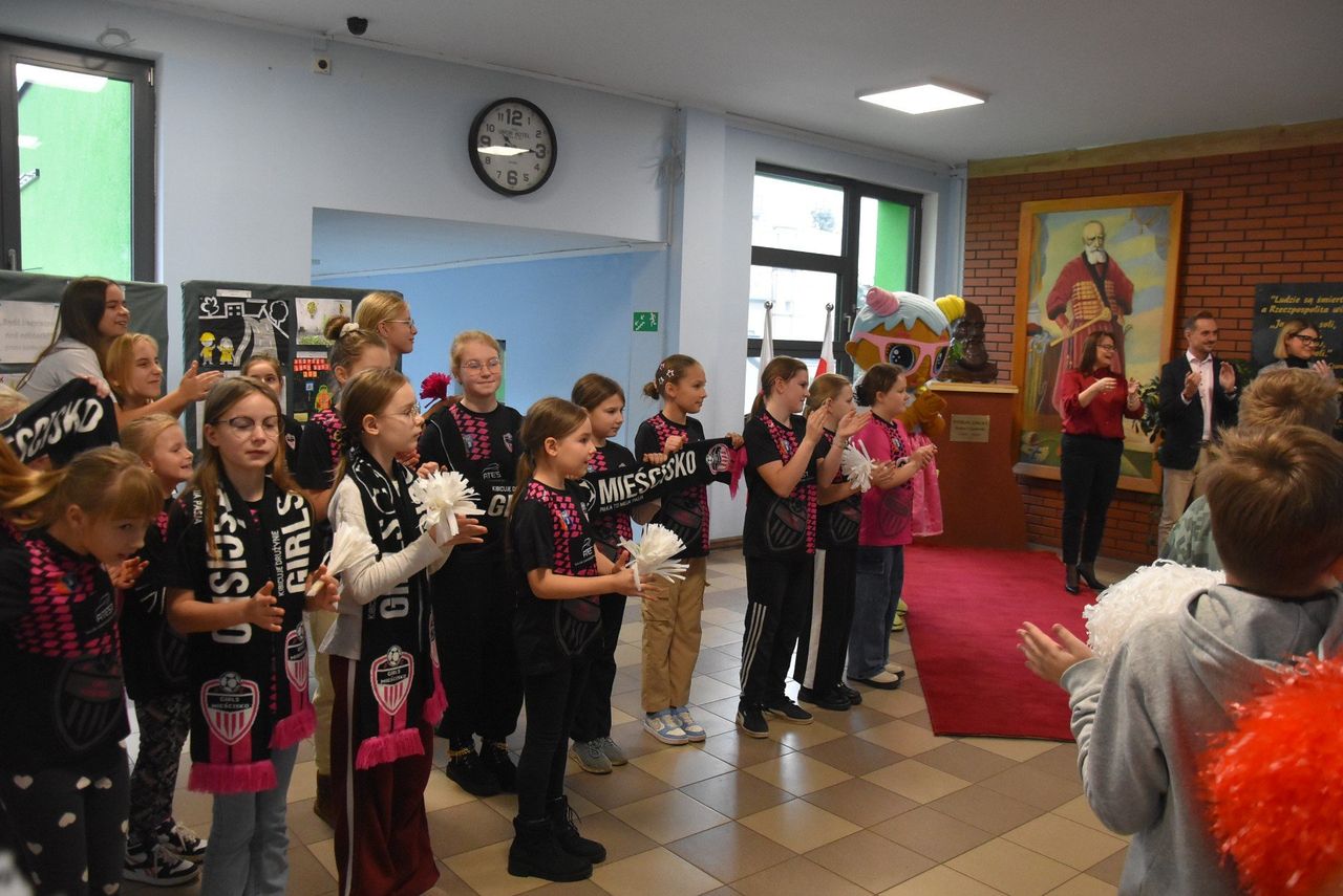 Mieścisko: Mistrzynie zostały powitane przez swoją szkołę
