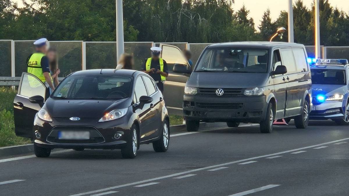 Zderzenie forda z volkswagenem na rondzie 100-lecia KUL z pniakiem
