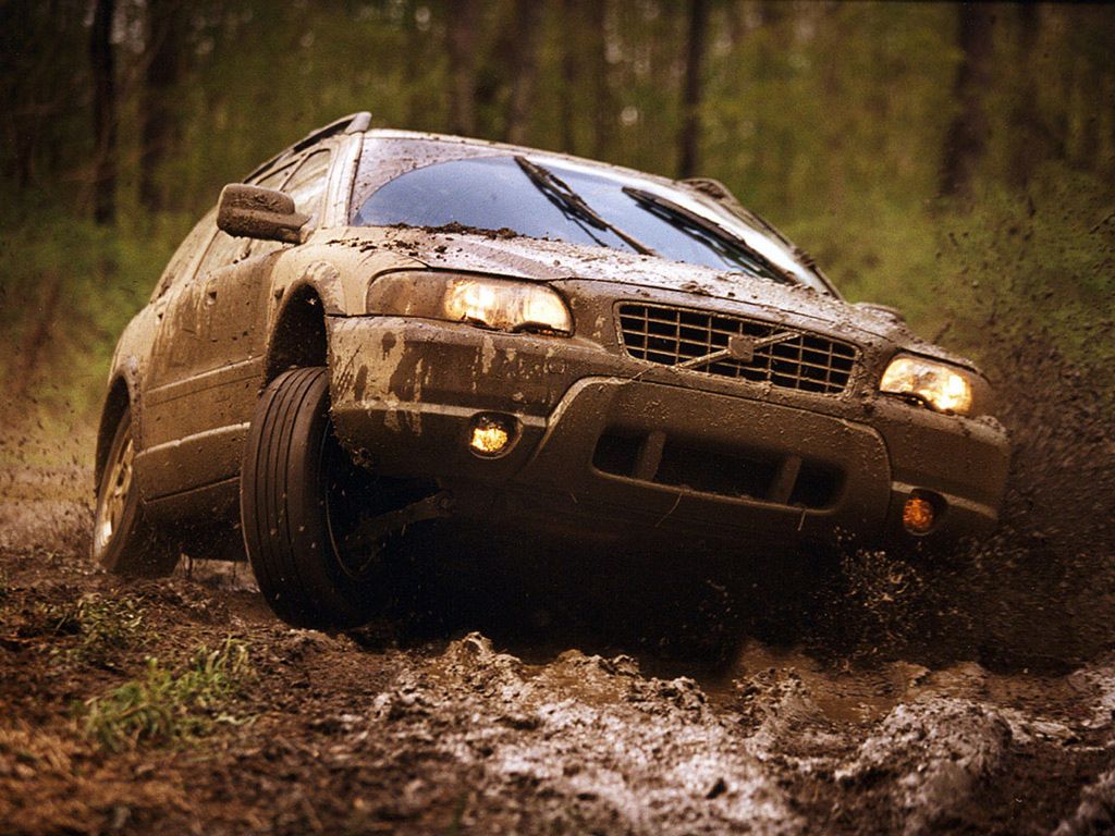 Volvo potrafi naprawdę dużo w terenie, choć niektóre zdjęcia komercyjne mogą wprowadzić w błąd.