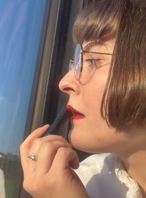 W pociągu nie można się malować i czesać? Tak radzi influencerka od etykiety