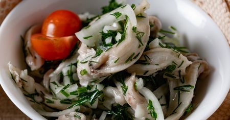 Zamiast śledzi na wigilijnym stole stawiam inny produkt. Idealnie pasuje do octowej zalewy