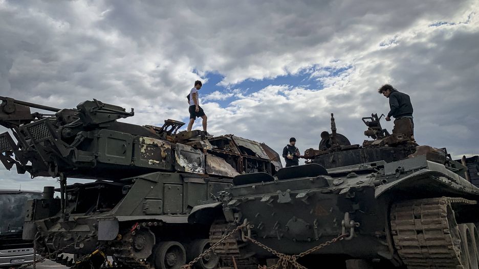 Preparations for Prague's exhibition of Russian military equipment defused in Ukraine
epa10064216 Men stand on a Russian military equipments which were destroyed in fights with the Ukrainian army, placed for exhibition on a truck, in Prague, Czech Republic, 10 July 2022. The opening of the exhibition of defused military equipment of the Russian army will take place on 11 July, according to Ukrainian embassy in Czech Republic.  EPA/MARTIN DIVISEK 
Dostawca: PAP/EPA.
MARTIN DIVISEK