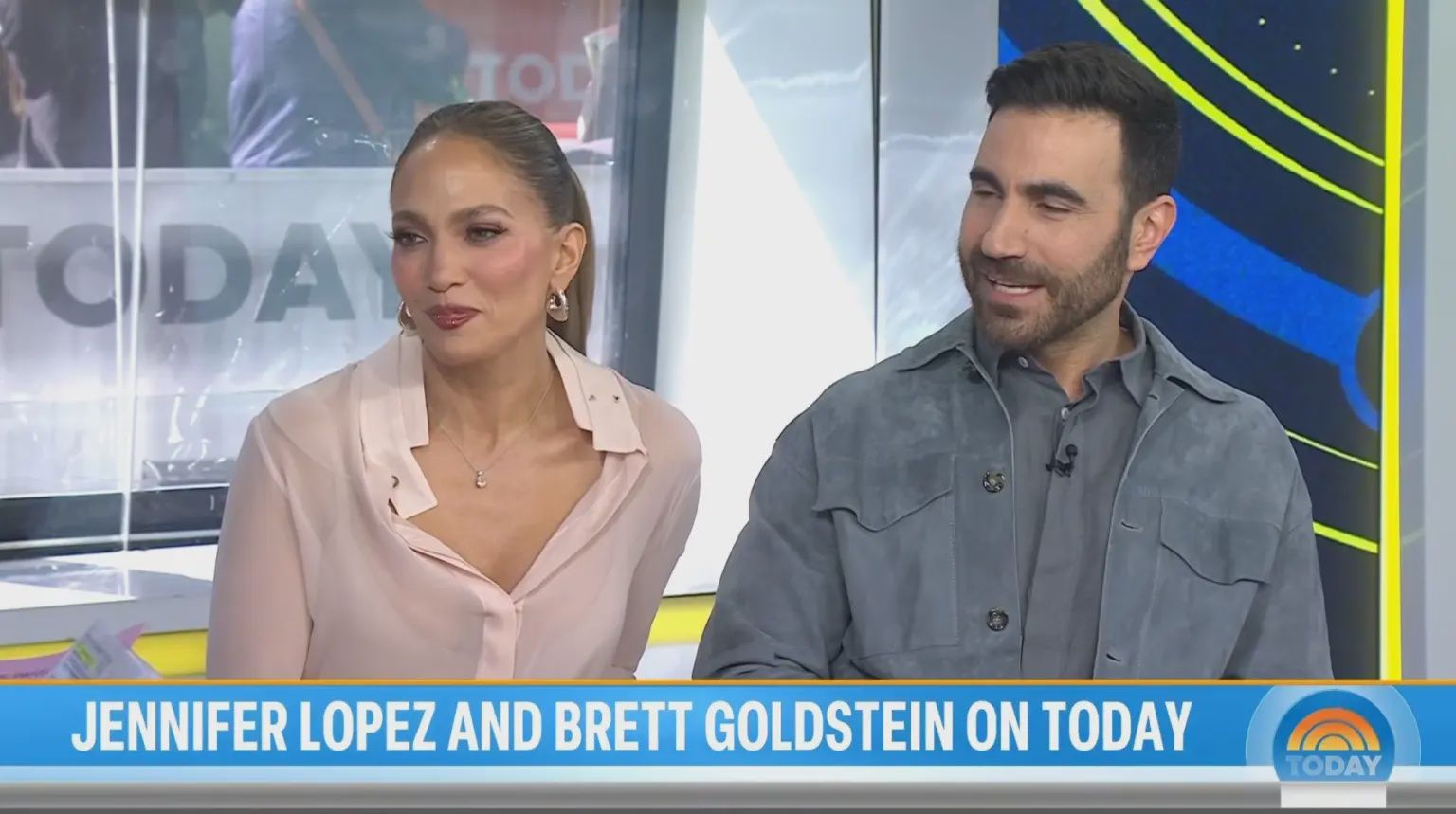 Brett Goldstein i Jennifer Lopez