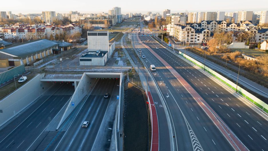 wjazd do tuneluWarszawa, 21.12.2021. Na zdj�ciu z drona wjazd do nowo otwartego tunelu ursynowskiego odcinka Po�udniowej Obwodnicy Warszawy, 21 bm. (lsz/ibor) PAP/Leszek Szyma�skiLeszek Szyma�skidroga, drogi, drogowy, dron, infrastruktura, nowotwarty, obwodnica warszawy, otwarcie, po�udniowa obwodnica warszawy, po�udniowej obwodnicy warszawy, POW, szosa, tunel, tunelu, ulice, Ursyn�w, widok, widok z g�ry, z drona, z g�ry