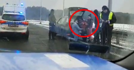 Oświadczyny na środku drogi. Policja z Wyszkowa pokazuje nagranie