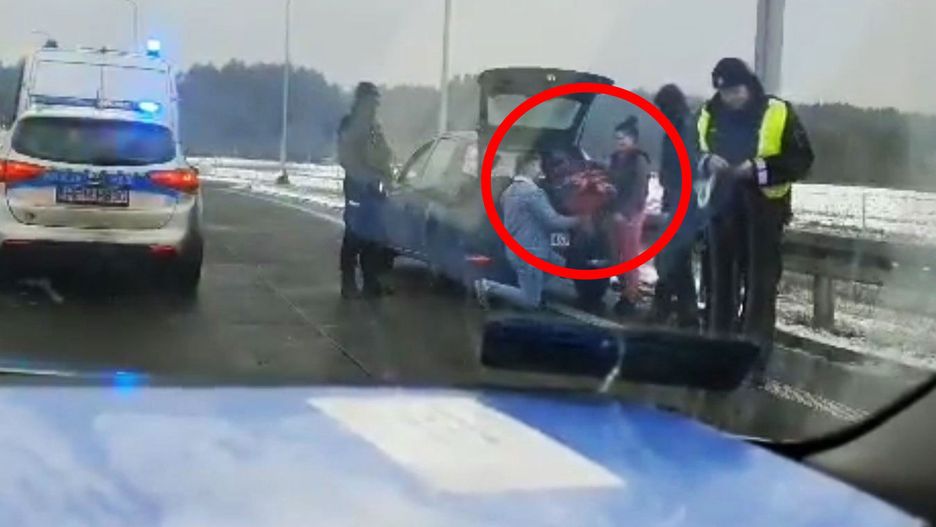 Oświadczyny na środku drogi. Policja z Wyszkowa pokazuje nagranie 