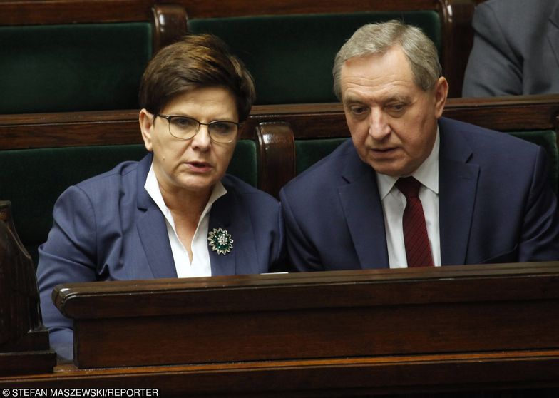 Rząd chce łatać dziury w ZUS. Jest pomysł oskładkowania umów o dzieło i pilnowania samozatrudnienia