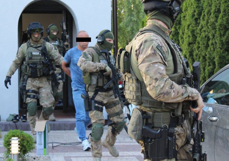 Uderzenie w mafię paliwową. Nie zapłacili ponad 40 mln zł podatków i wyprali ponad 100 mln zł