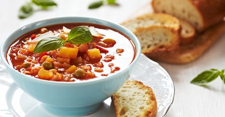 Włoska zupa warzywna (minestrone) o obniżonej zawartości sodu (do kupienia gotowa do spożycia)