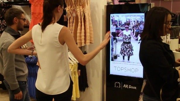 Kręcenie tyłkiem przed Kinectem w sklepie [wideo]