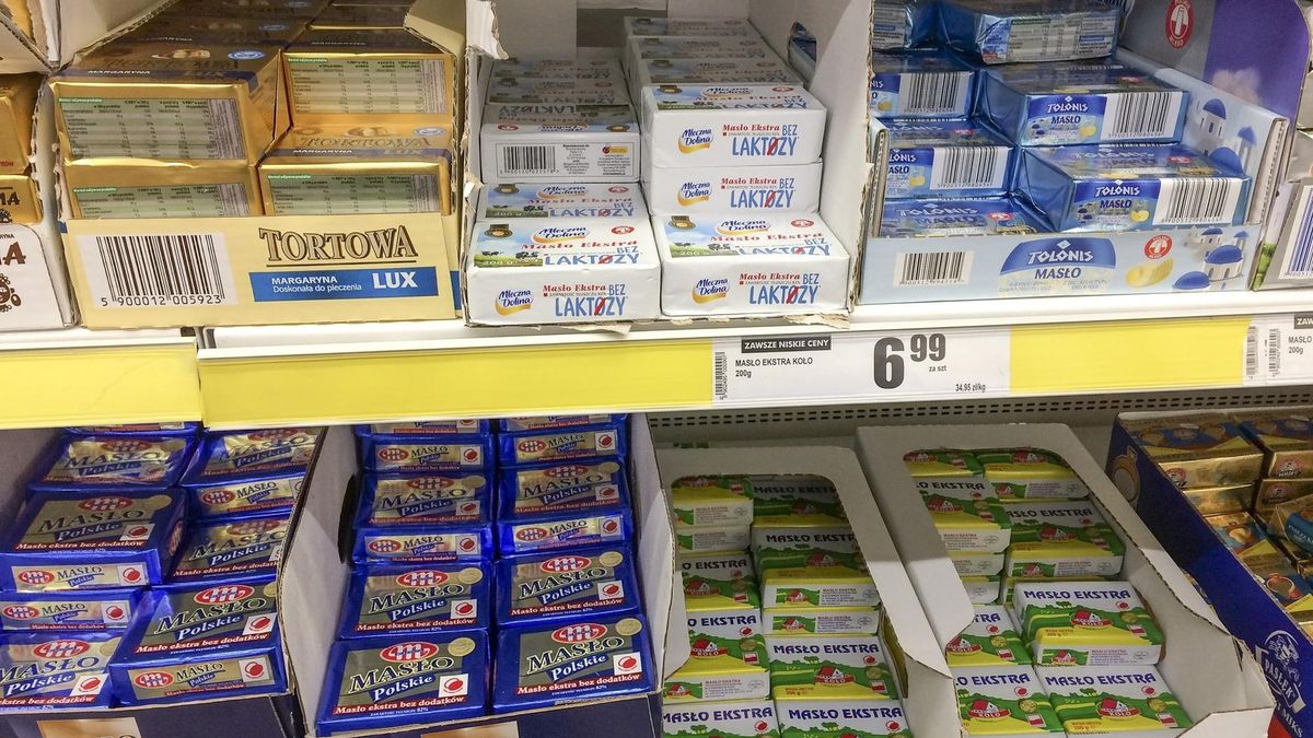 Ceny masła na półkach sklepowych wiele nie spadły w ostatnim czasie.