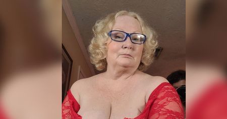 Jej syn jest chory. 69-latka sypia z młodymi mężczyznami, aby mu pomóc