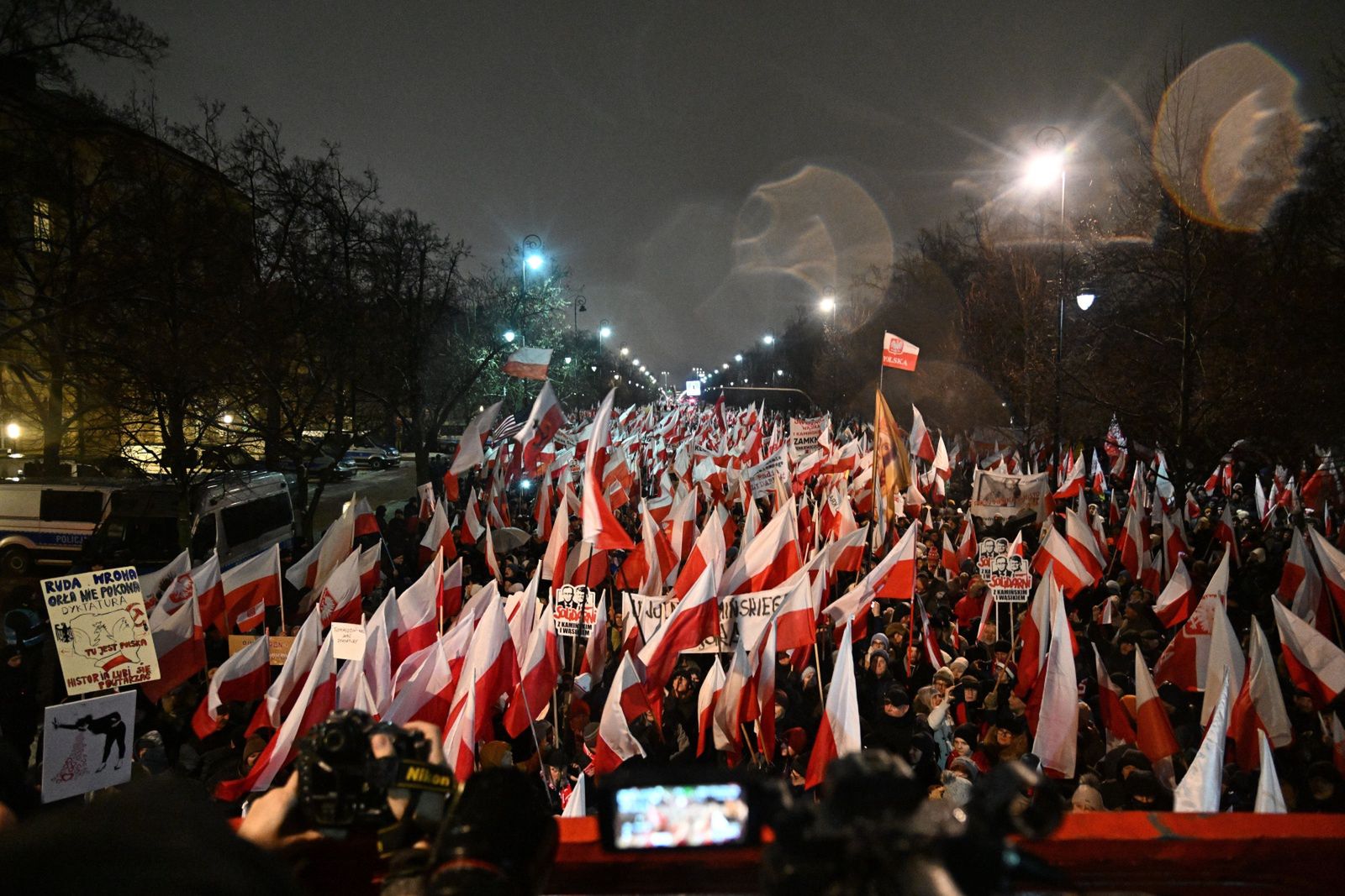 Warszawa, 11.01.2024. Organizowana przez Prawo i Sprawiedliwość manifestacja ph. "Protest Wolnych Polaków" w Warszawie, 11 bm. Uczestnicy manifestacji przechodzą spod siedziby Sejmu pod Kancelarię Prezesa Rady Ministrów