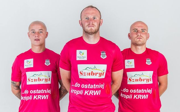 Maciej Korzym, Dawid Szufryn i Wojciech Trochim w gustownych koszulkach. Fot. Sandecja Nowy Sącz