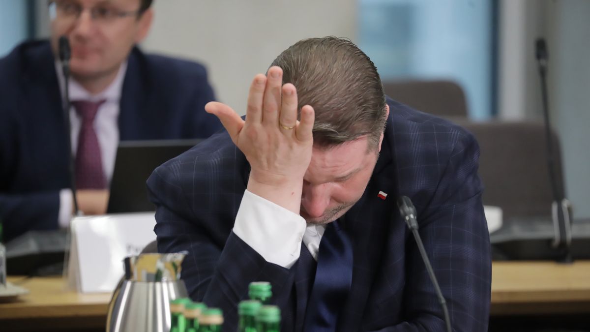 Warszawa, 28.02.2024. Poseł PiS Przemysław Czarnek na posiedzeniu sejmowej komisji śledczej do zbadania legalności, prawidłowości oraz celowości działań podjętych w celu przygotowania i przeprowadzenia wyborów Prezydenta Rzeczypospolitej Polskiej w 2020 r. w formie głosowania korespondencyjnego, 28 bm. w Sejmie w Warszawie. (ad) PAP/Tomasz Gzell