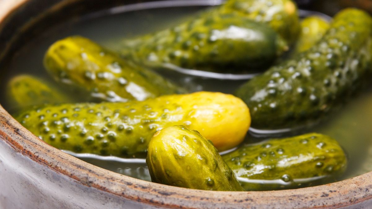 Tym osobom ogórki kiszone mogą szkodzić.