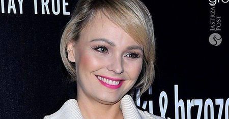 Agnieszka Jastrzębska w minimalistycznej kreacji na pokazie Paprocki & Brzozowski. Do sukienki dobrała błyszczące dodatki