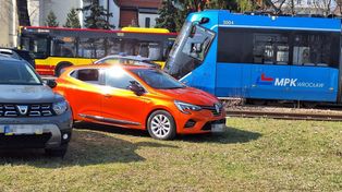 Wrocław: Spore utrudnienia w centrum. Samochód zderzył się z tramwajem