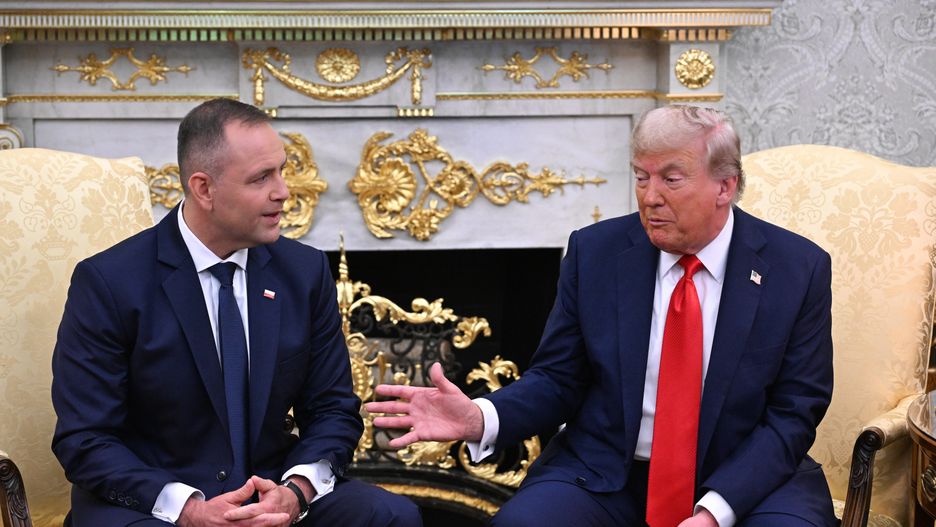 Waszyngton, USA, 03.09.2025. Prezydent RP Karol Nawrocki (L) i prezydent USA Donald Trump (P) na spotkaniu w Białym Domu w Waszyngtonie, 3 bm. Prezydent Nawrocki przebywa z wizytą w Stanach Zjednoczonych Ameryki. (aldg) PAP/Radek Pietruszka