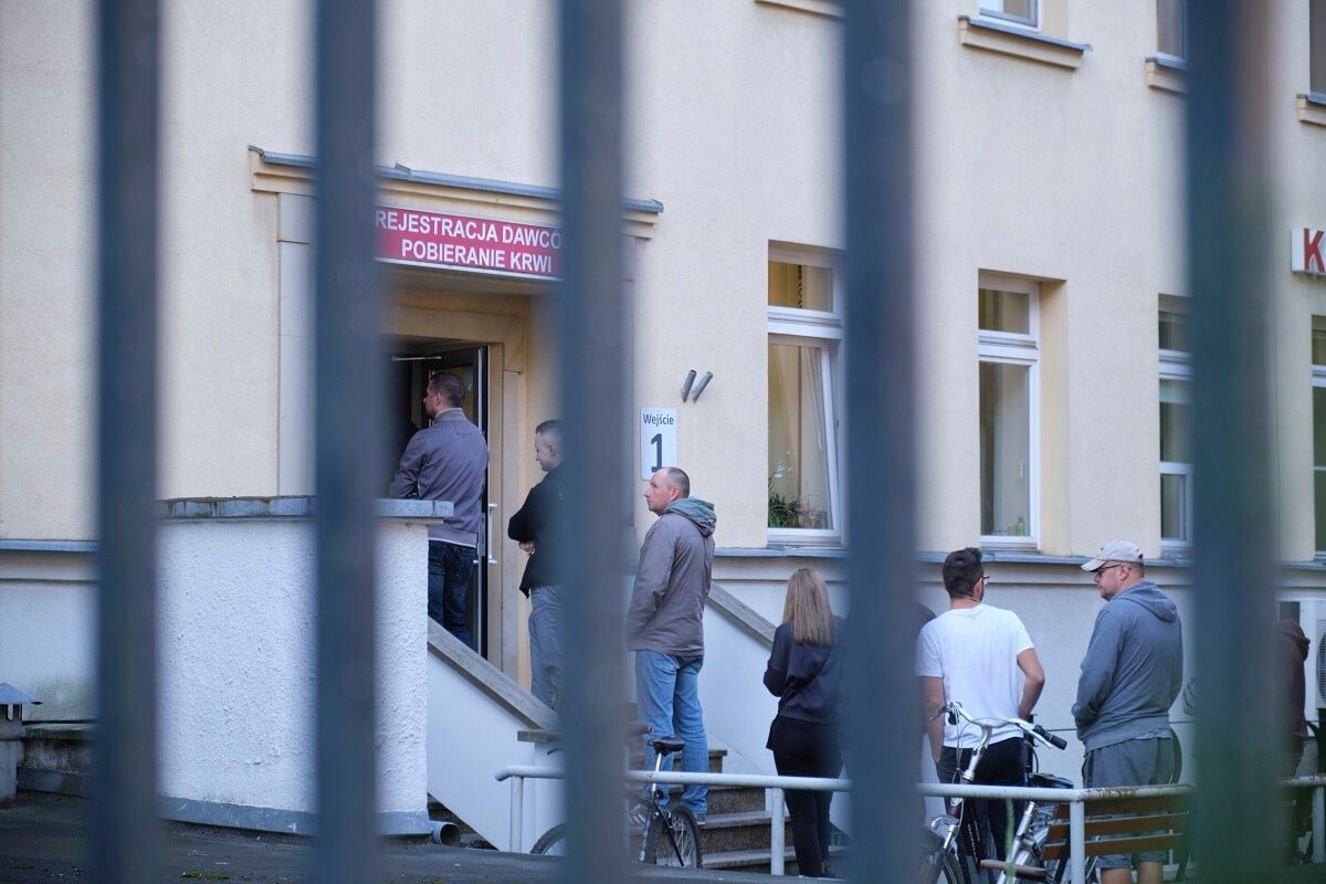 Kolejka dawców przed punktem rejestracji RCKiK w Lublinie