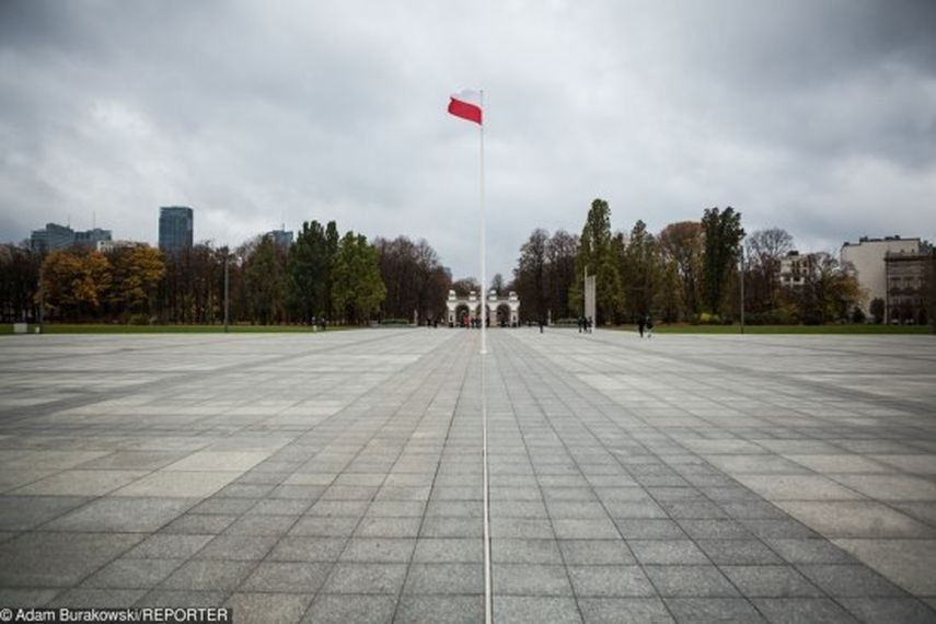 Ponad 70 proc. warszawiaków nie chce pomników smoleńskich na pl. Piłsudskiego. Tak wynika z badań ratusza
