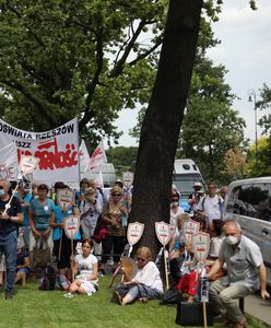 Warszawa. Nauczyciele protestowali przed MEiN. Chcą realizacji porozumienia z rządem