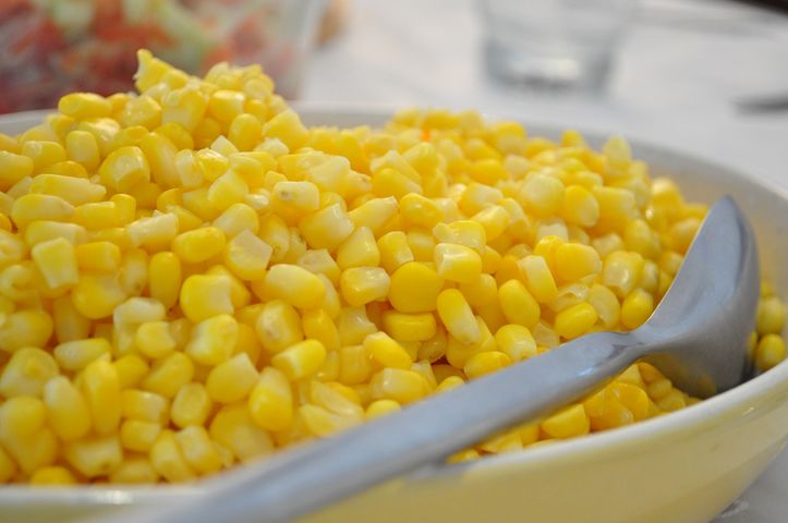 Gotowana mrożona słodka kukurydza (same nasiona) z dodatkiem soli, odsączona