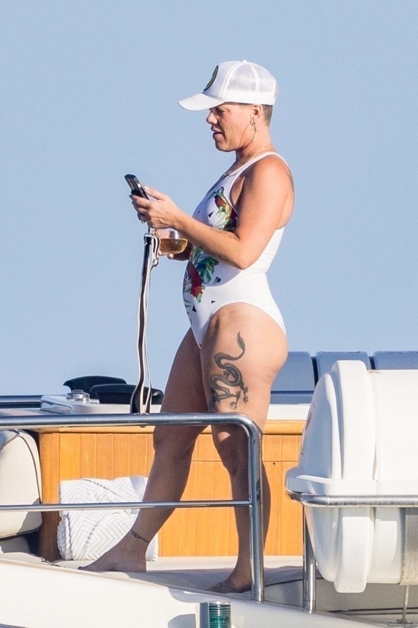 Pink wypoczywa na jachcie z mężem i dziećmi 