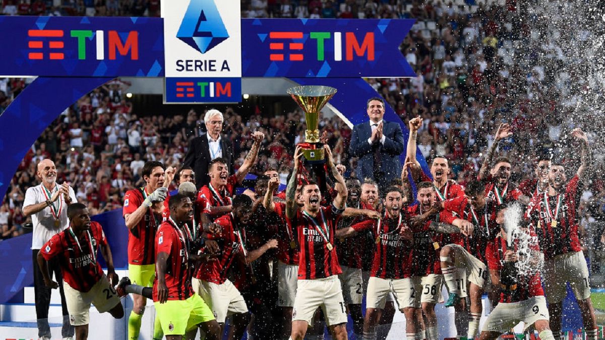 Getty Images / Nicolò Campo/LightRocket / Na zdjęciu: piłkarze AC Milan cieszą się z wygrania Serie A