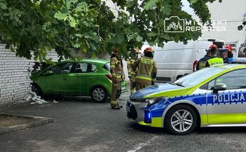 Warszawa: 82-latka kierująca oplem wjechała w mur na parkingu sklepu na Bielanach