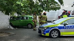Warszawa: 82-latka kierująca oplem wjechała w mur na parkingu sklepu na Bielanach