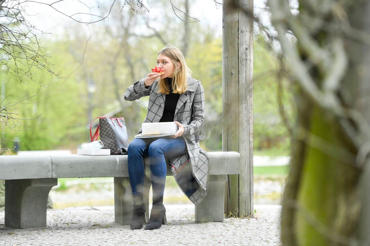 Nicole Bogdanowicz w parku je ciastko z truskawkami