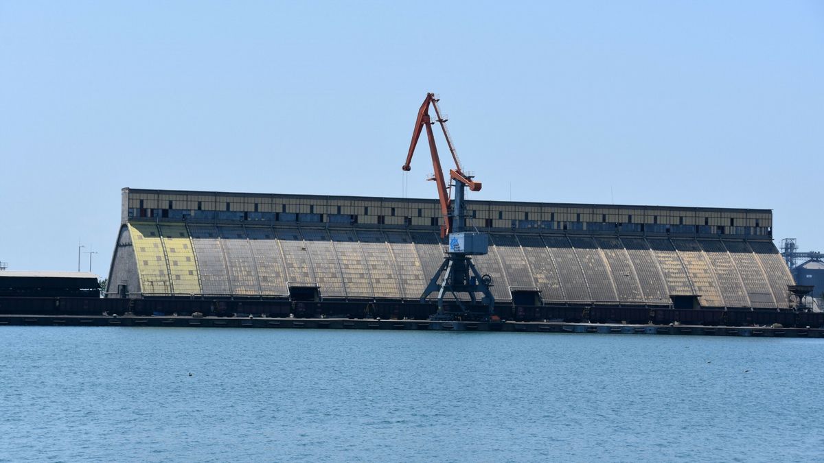 Bu?garia AlMa
PHOTO: ALBIN MARCINIAK / EAST NEWS Bulgaria,  port w Burgas nad Morzem Czarnym, terminal, miejscowosc wypoczynkowa, wakacje, wypoczynek nad Morzem Czarnym, lato, popularny kierunek wyjazdow wakacyjnych Polakow, Poludnie Europy, / Bulgaria, Burgas, Black Sea port, ship, transportation, europe, 
PORT NA MORZU CZARNYM, MAGAZYNY ZBOZOWE
Albin Marciniak