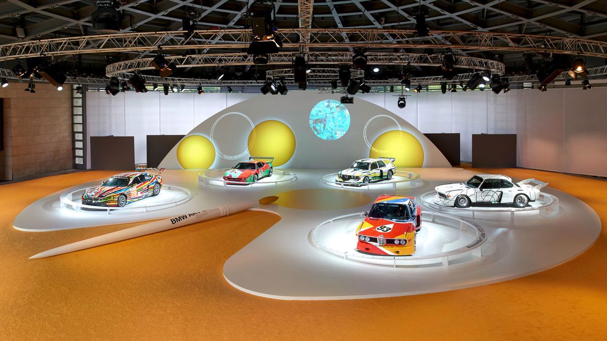 BMW Art Cars to połączenie rzeźby z malarstwem. Pierwszy czynnik to sam sportowy samochód, który przyciąga wyglądem swojej niesamowitej bryły. Dopełnienia niezwykłej formy na przestrzeni czterech dekad dokonywali różni artyści, malujący na karoseriach BMW.