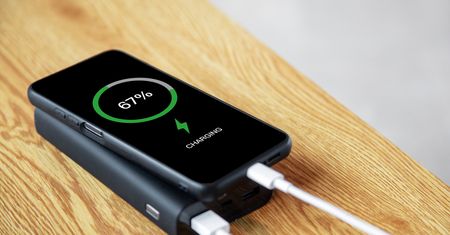 Ładowanie telefonu w etui? Eksperci alarmują