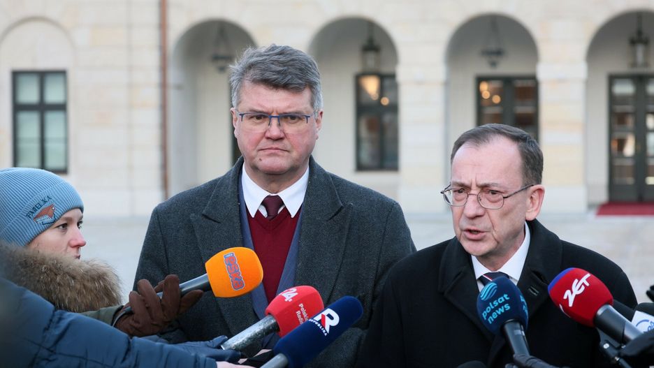 W?sik i Kami?ski w Pa?acu Prezydenckim
Fot. Pawel Wodzynski/East News, Warszawa, 09.01.2024. Oswiadczenie politykow PiS Macieja Wasika i Mariusza Kaminskiego na dziedzincu Palacu Prezydenckiego. Sad wydal nakazy aresztowania obu politykow, w zwiazku z prawomocnym wyrokiem w tzw. aferze gruntowej. N/z: Maciej Wasik i Mariusz Kaminski.
Pawel Wodzynski