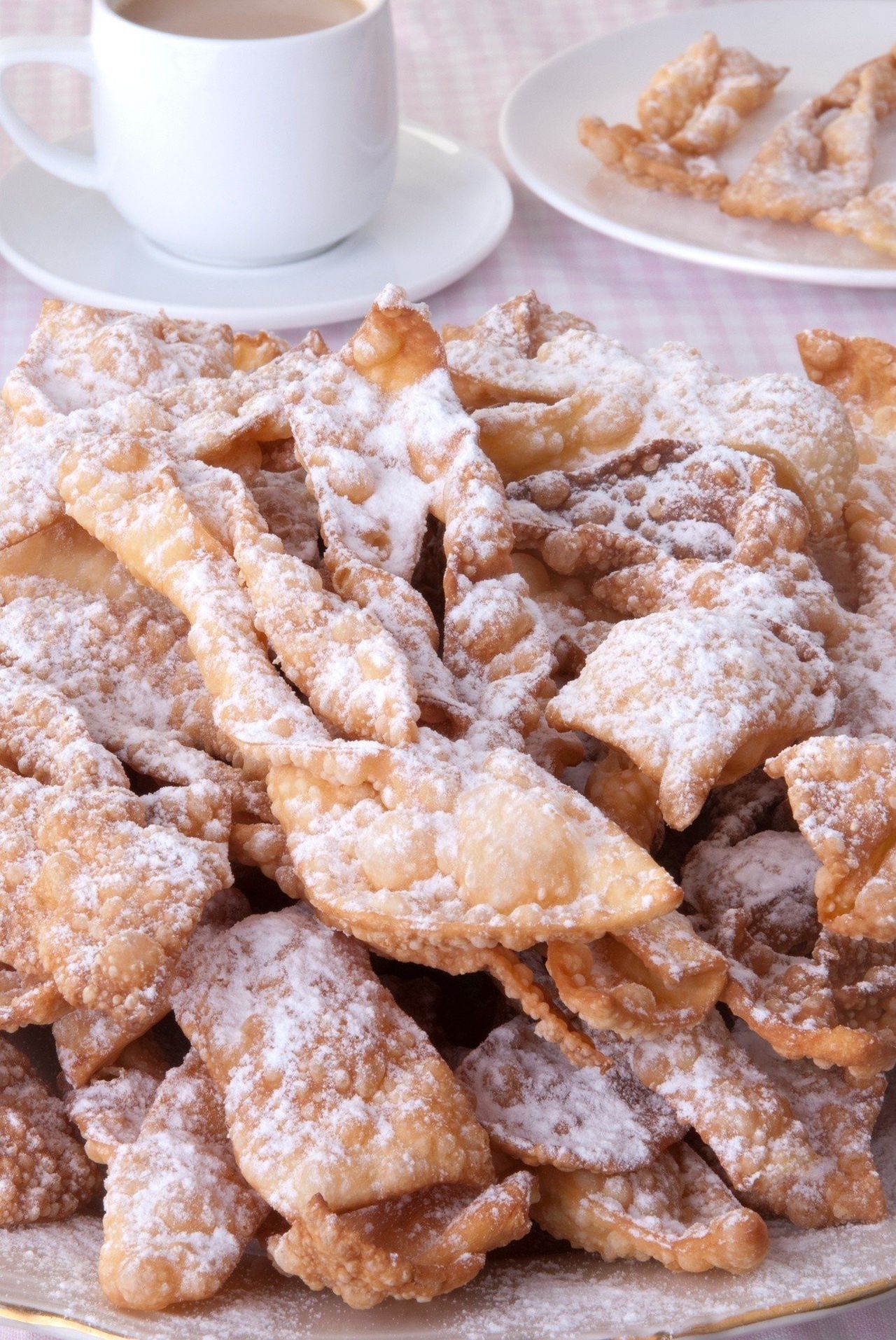 Domowe faworki. Jak zrobić chrupiący chrust? Faworki ze śmietaną lub bez, na bazie kefiru lub ze spirytusem