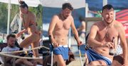 Kontuzjowany Piotr Kupicha popija zimne piwko i relaksuje się na plaży w Sopocie z żoną i córką (ZDJĘCIA)