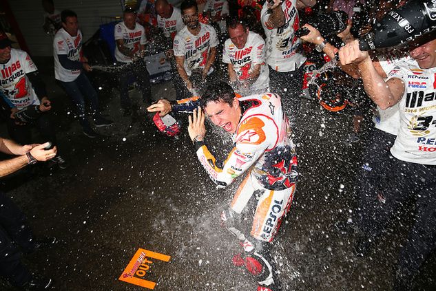 Marc Marquez świętuje drugi tytuł mistrzowski (fot. Repsol Honda)