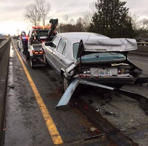 Terenówka rozbiła mu auto. Po wypadku kupił identycznego starego mercedesa