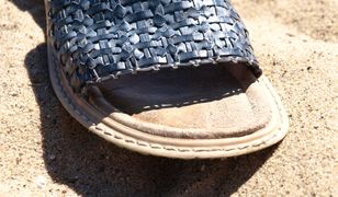 Perfidne oszustwo. Chciała sprzedać klapki za 25 zł. Straciła kilkadziesiąt tysięcy