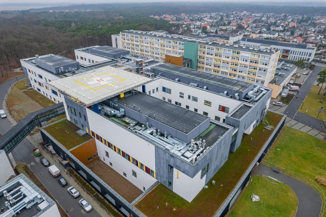Wojewódzki Szpital Zespolony w Toruniu ma wypłacić odszkodowanie pielęgniarkom za dyskryminację płacową. Wykonywały na oddziale taką samą pracę co koleżanka z tytułem magistra, a zarabiały mniej. Szpital bronił się ustawowymi zapisami o grupach zaszeregowania z uwagi na stopień wykształcenia i pieniędzmi na podwyżki z NFZ-u dostosowanymi do tychże grup właśnie.