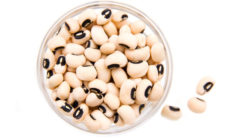 Gotowana młoda fasola czarne oczko z dodatkiem soli, odsączona