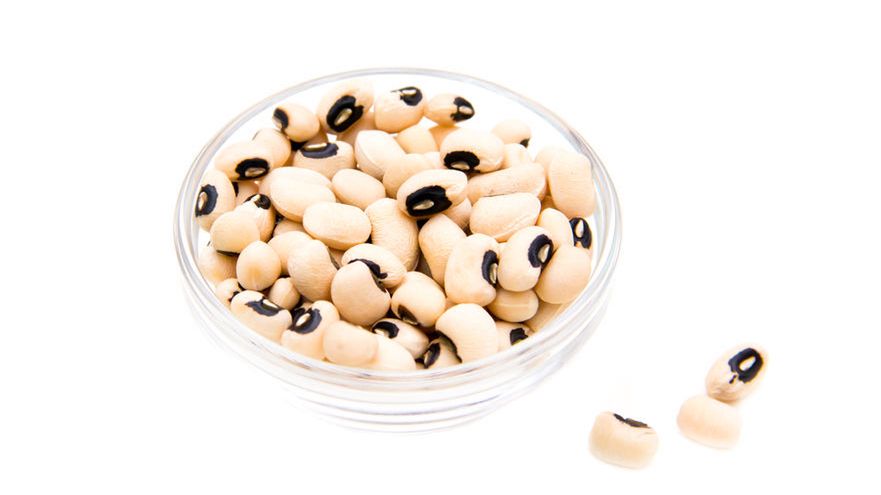 Gotowana mrożona młoda fasola czarne oczko z dodatkiem soli, odsączona