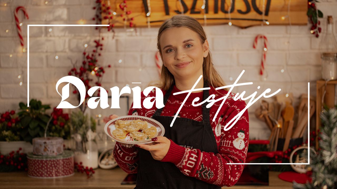 Daria testuje ciasto na pierogi. Bez wahania wybrała najsmaczniejsze