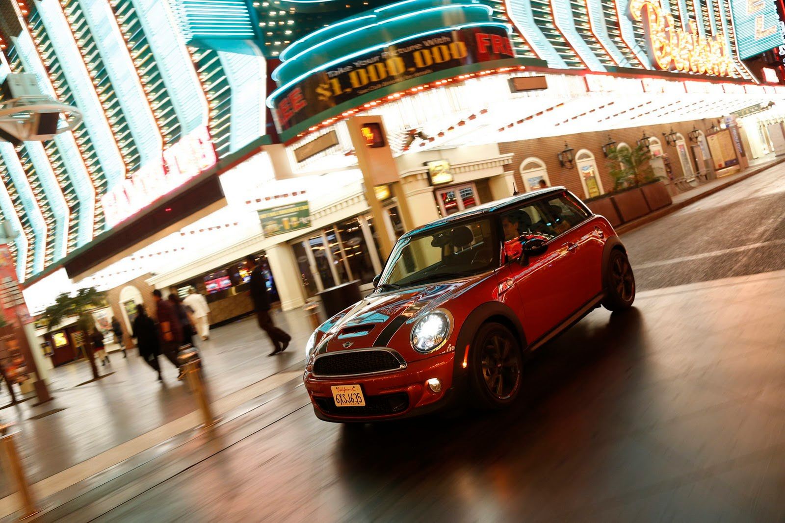 Galeria Mini jako celebracja sprzedaży półmilionowego egzemplarza w USA 208