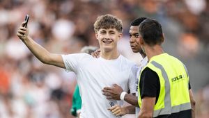 Przerwał mecz i wbiegł na boisko. Reakcja Mbappe? Klasa
