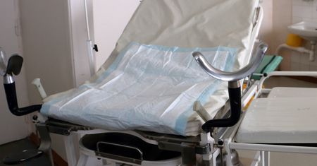 Poroniła. Prokuratorka kazała wypompować szambo i szukać płodu