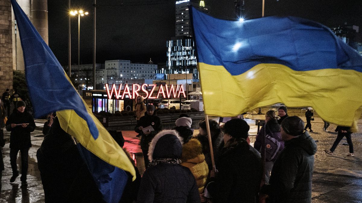 Polacy chcą, by Ukraińcy pracowali w Polsce. Sprzeciwiają się przedłużaniu benefitów socjalnych