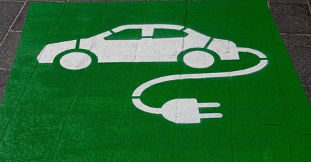 Rząd dopłaci do zakupu samochodu elektrycznego. Dla kogo skierowano dofinansowanie i ile można zaoszczędzić?